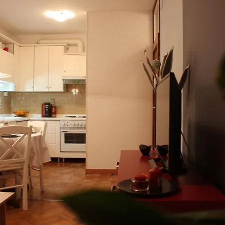 Luciana Apartman *